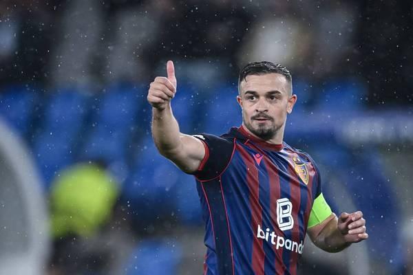 黑主帅希斯, 联杯中做客, 他的第一件 黑主帅希斯, 联杯中做客, 他的第一件